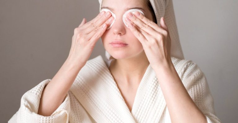 Cara Menghilangkan Kantung Mata dengan 7 Bahan Alami di Rumah, Ajaib!